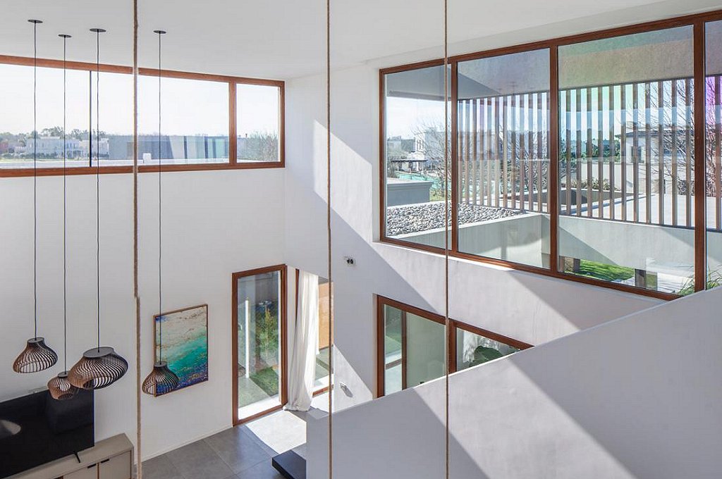 Puertas y Ventanas de PVC aberturas con perfiles REHAU Dorado Escobar